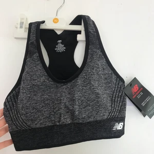 Snygga SportBHs från New Balance och Nike - Säljer dessa då de är för stora för mig. New Balance : storlek L Nike: storlek M