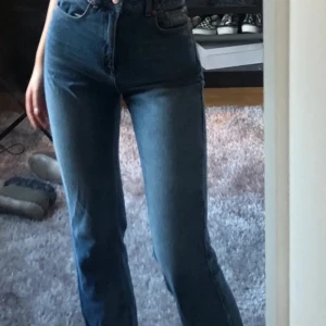 Raka jeans  - Fina jeans som jag har köpt här från plick, har använt dem 2 gånger och jag säljer då de inte passar mig riktigt. Men de är i bra skick och i en väldigt fin färg. Vid fler bilder eller frågor, tveka inte att höra av dig! 