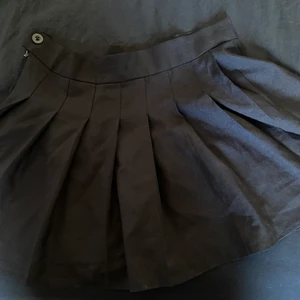 Svart plisserad kjol  - Bra skick, något använd. 🖤 Köpt på eBay för ett par år sedan. Bilder på kan inte fås då den inte passar mig. Kort. Ej nämnvärt sliten. Hämtas i Märsta eller fraktas mot fraktkostnad. Asiatisk storlek M som motsvarar S. 