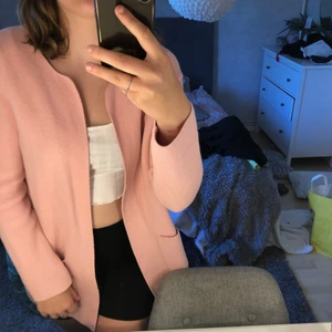 Ginatricot - Snygg kofta/ jacka ifrån Ginatricot. Har aldrig använt så är i bra skick. Säljer pågrund av att jag har för mycket jackor