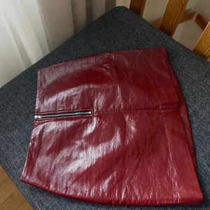 Dagmar kjol  - Säljer världens snyggaste kjol från Dagmar! Denna kjolen var min absoluta favorit förra sommaren men har tyvärr nu blivit för liten och jag får inte på mig den längre! Nypris för kjolen ligger på ca 2000kr! Vid fler frågor kontakta mig!🥰