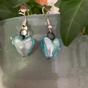 örhängen  - (handgjorda örhängen)  dom kostar 15 kr ❤️ köparen betalar frakten ❤️