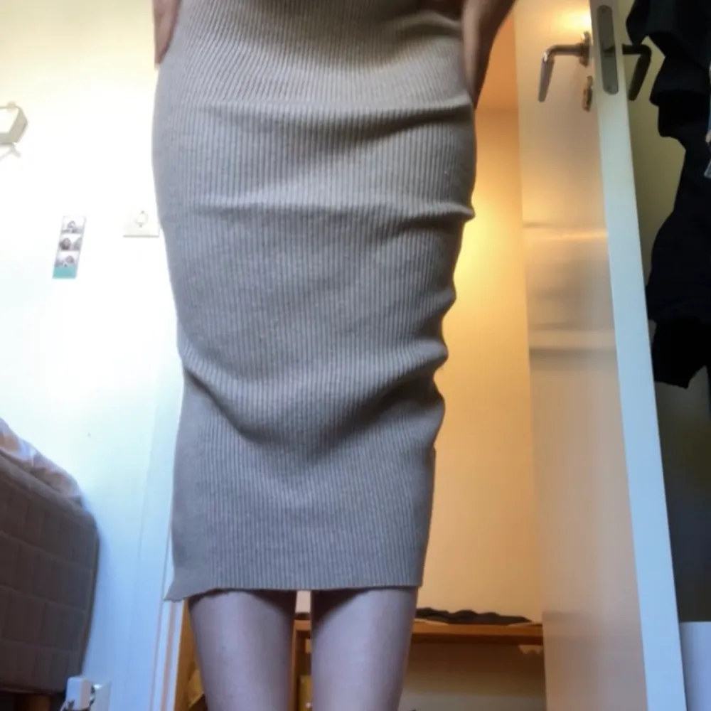 En riktig snygg och skön stickad kjol från mango! köparen står för frakt 💕💕. Kjolar.
