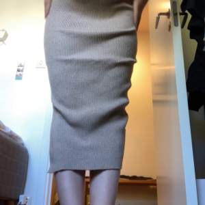 En riktig snygg och skön stickad kjol från mango! köparen står för frakt 💕💕