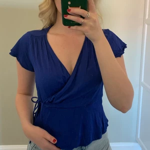 Superfin blå topp i satin💌 - Gulligaste sommarblusen i fint skick! Satinliknande material i klarblå färg🌸 Från Zara i strl S✨ Frakt tillkommer på 66kr💌