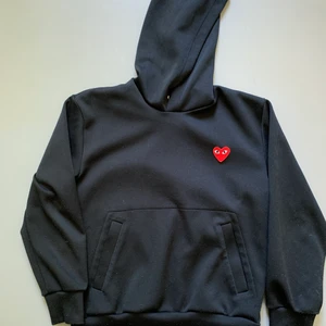 ◼️Comme des Garçons◼️ - ◼️Comme des Garçons◼️ Size: M (fits S/M) Cond: 7,5/10 Pris: 990kr  Frakt: 66kr, 1-2 dagars leveranstid (spårbart)