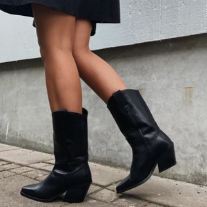 Cowboy boots  - Säljer mina URSNYGGA cowboy boots, så fina att ha till allt från klänningar till kjolar eller byxor🌼 endast använda 1 gång på studentmottagning. Svarta, spetsig tå med lite brodyr på ovansidan. Strl 38. Passar mig som varierar mellan 37/38! Buda från 600! 