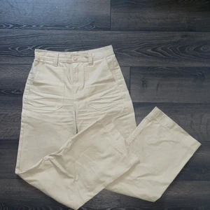 Beiga Jeans - Beiga jeans. Super sköna men kommer inte till användning. Jag är 1,58💕 Nypris: 699kr. Frakt tillkommer 62kr💕