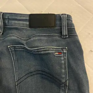 Säljer dom pga dom är små , skinny Jeans storlek 25/32 . Andvända men I bra skick. Köparen står för frakten 