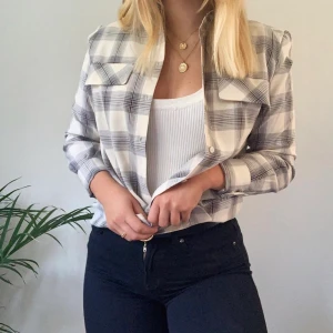 Rutig skjorta - Rutig skjorta från NAKD. Har varit en favorit i garderoben länge men känner nu att jag inte använder den lika mycket längre… 