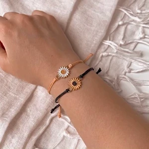 Armband i vaxad bomullstråd med blommor - Nu finns det armband av vaxad bomullstråd tillgängligt att beställa i tre olika färger🌸 Du kan välja mellan prästkrage och solros eller varför inte båda?🤪 