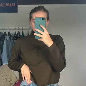 Grön tröja - Superfin tröja från & other stories, använd en del men i superbra skick fortfarande! Säljs pga lite kort i ärmarna för mig..