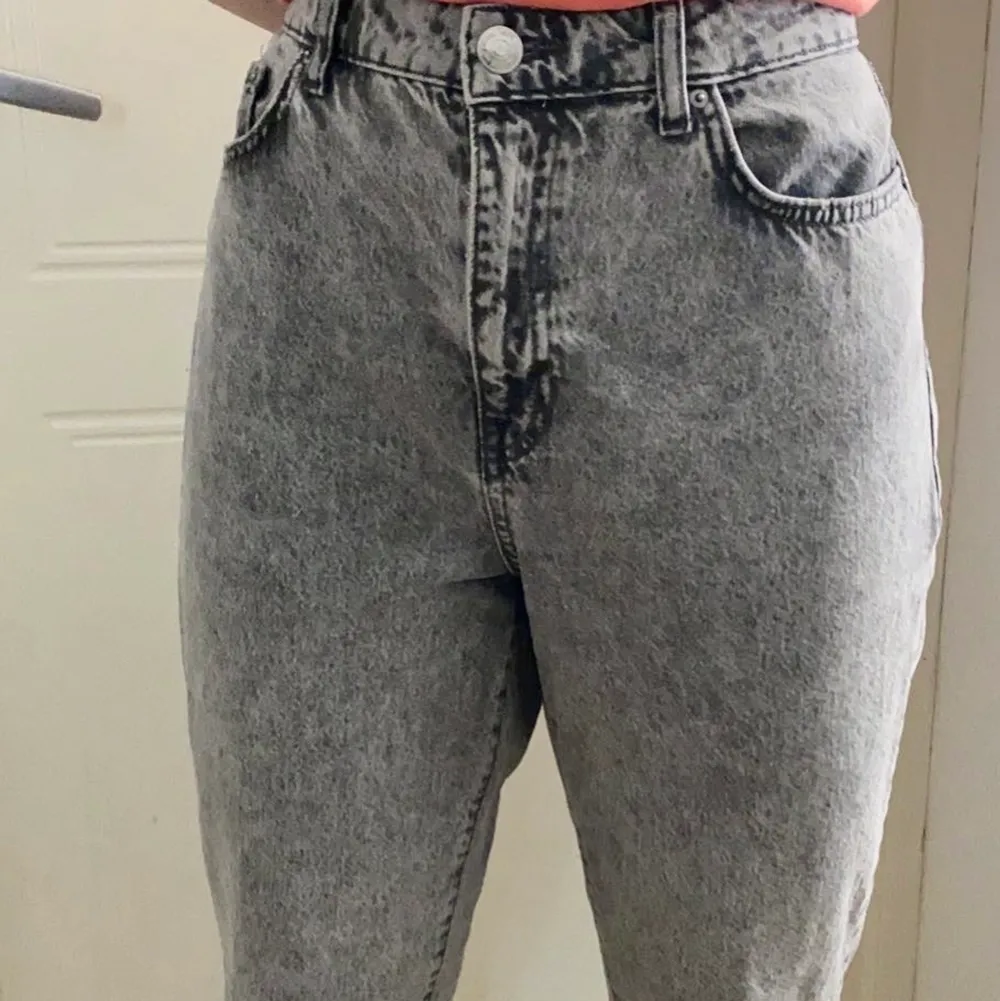 Jättefina Mom jeans från Gina Tricot strl 42. Knappast använda alls då de tyvärr är för stora på mig!. Jeans & Byxor.