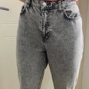 Mom jeans från Gina - Jättefina Mom jeans från Gina Tricot strl 42. Knappast använda alls då de tyvärr är för stora på mig!