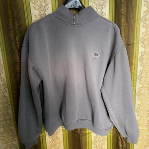 Stüssy half-zip sweater - Vintage half-zip, grå med brodyr i ljusrosa/grå/mörkbrun/svart+vit, varmfodrad. 