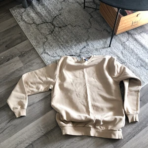 Sweatshirt  - Snygg enkel sweatshirt i herrmodell, storlek S!