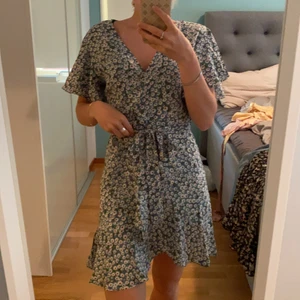 Sommar/midsommarklänning - Säljer denna fina sommarklänning i en fin mörk grön färg, Stolek S och aldrig använd:)