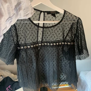 Svart mesh topp  - Superfin topp till fest eller vardag! Kommer från forever21 och är använd få gånger. Säljer då den inte passar längre! 