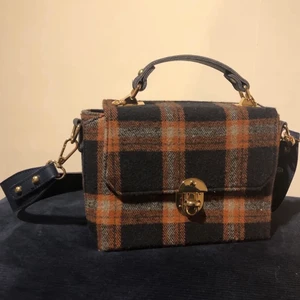 Hvisk väska - Superfin väska från Hvisk. Köpt här på plick men säljer för att den inte kommit till användning (bilder från förra ägaren). Väskan är i super bra skick! Vid fler frågor eller intresse är det bara att skriva💕 Pris kan diskuteras. Frakt tillkommer