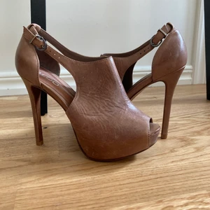 Klackskor Aldo - Bruna läderklackar från Aldo, höjd 12 cm