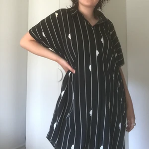 Randig Klänning Monki - Oversized randig skjortklänning med ansikten, från monki. I tunt tyg som följer kroppen och slutar strax ovanför knäna. Superfin och perfekt till sommaren!  Använd 2-3 gånger så i princip i nyskick. Tycker om den jättemycket men jag använder den inte tillräckligt ofta. 