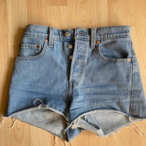 Levis Shorts - Levis Ribcage shorts storlek 24”  Nypris 549kr aldrig använda. köparen betalar frakt 