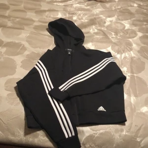 Adidas munjacka - En adidas munjacka som knappt har används i strl s, den är lite kortare så den slutar typ vi midjan. Den är bara lätt att slänga på sig om man ska någonstans men den är ändå snygg. Ord pris: 600 kr