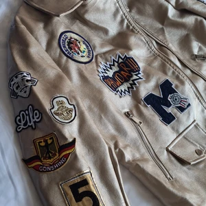 Skinnjacka  - Cool skinnjacka str m-l med olika patches  nyskick aldrig använd 