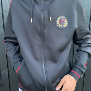 Gangsta glorious huvtröja i storlek M  - Köpt från zalando för 500kr men säljer för 300kr Oanvänd. Väldigt skön material. 