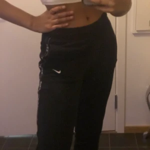 Svarta Nike mjukisbyxor  - Svarta mjukisbyxor från Nike säljer då de är för korta för mig som är 178 cm. Byxorna är i bra skick och har storlek s.