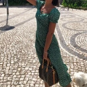 Grön klänning - Så gullig grön blommig klänning. Superfin men kommer inte till användning. 100kr + frakt