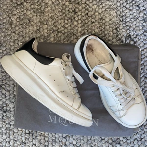 Alexander Mcqueen - Säljer mina välanvända mcqueens. Har kvitto och allt orginal kvar! Köptes för ca 4000kr säljer för 1200kr. Storlek 39.5 men passar mellan 39.5-40.5 om du har funderingar kring skicket skriv o fråga om fler bilder men som sagt väldigt använda men mycket kvar att ge :)