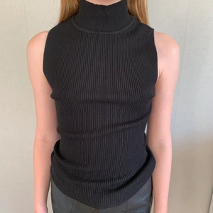 Halterneck topp - Helt ny halterneck / polo topp. Storlek S. Köpare betalar för frakt