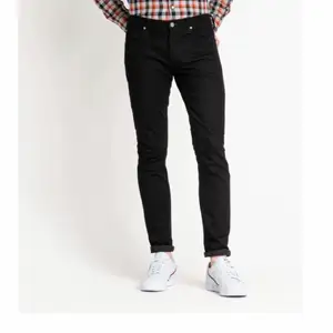 Svarta Lee jeans i modell Luke. Passformen är super slim fit. Använda fåtal gånger och är i väldigt bra skick. Nypris 899 kr, köpta på Denim & Friends.