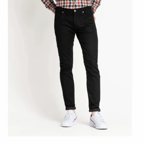 Svarta Lee jeans - Svarta Lee jeans i modell Luke. Passformen är super slim fit. Använda fåtal gånger och är i väldigt bra skick. Nypris 899 kr, köpta på Denim & Friends.