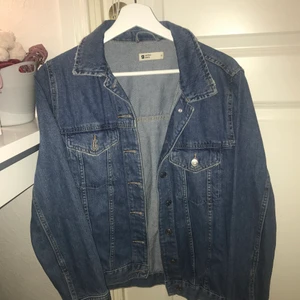 Jeans jacka - Säljer min jeans jacka, denna är i M men ger lite oversize feeling! Nypris låg någonstans på 500kr säljer den enbart för 200kr inköpt ett par månader sedan! Kan både frakta och mötas upp i Stockholm! Hör av dig vid intresse 🥰❤️