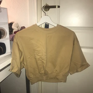 Beige T-shirt  - Säljer min T-shirt som jag köpt förra sommaren, denna är sjukt snygg! Den är kort därför syns magen! Den är i S men funkar bra som XS med! Hör av dig vid intresse! Jag kan både mötas upp och frakta! 🥰❤️