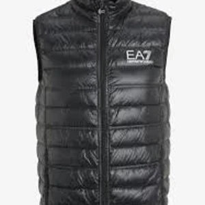 Ea7 väst - 10/10 skick inget fel på västen eller nåt för 700 går ner vid snabb affär 