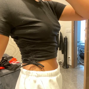 T shirt - T shirt med dragningar