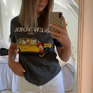 Disney tröja från Zara  - Säljer denna t-shirten med detta coola tryck på! Tröjan är i bra skick och köparen står för frakt!❤️