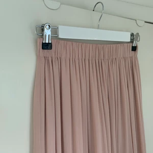 Kjol  - Säljer min rosa kjol från Gina då den inte kommer till användning. Perfekt till sommaren 