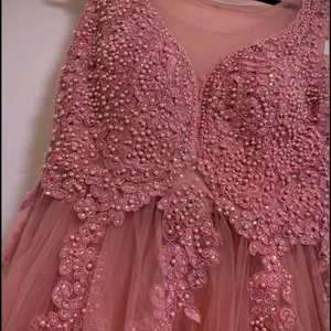 Festklänning  - Festklänning som jag tagit på mig i endast några timmar. Väldigt fin skick, färg och detaljer. Storlek 36/38