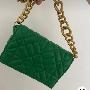 Zara väska sökes - Hej, jag söker den här väskan så om någon har den och kan tänka sig sälja den till ett rimligt pris hör av er!☺️