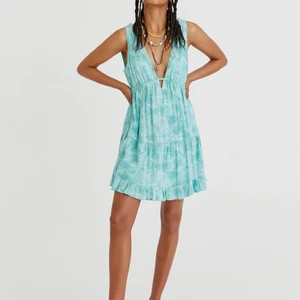 Sommarklänning  - Säljer denna jättefina klänning då den tyvärr inte passade mig. Klänningen är helt ny med prislappen kvar! Köpt från zalando men helt slutsåld där 