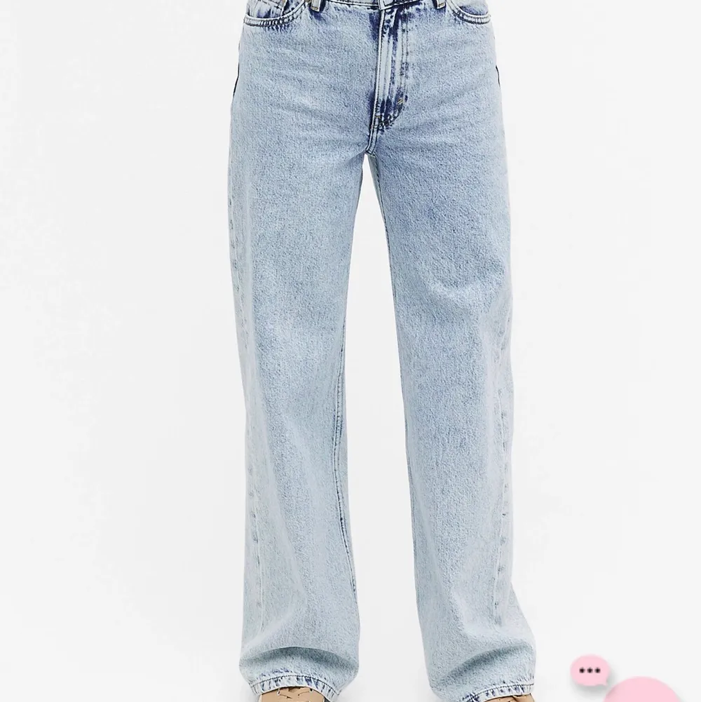 Säljer dessa balla jeans från monki då de inte kommer till användning. Väldigt bra skick. Köpt för 400kr, säljer för 260. Pris kan diskuteras vid snabb affär💕💕. Jeans & Byxor.