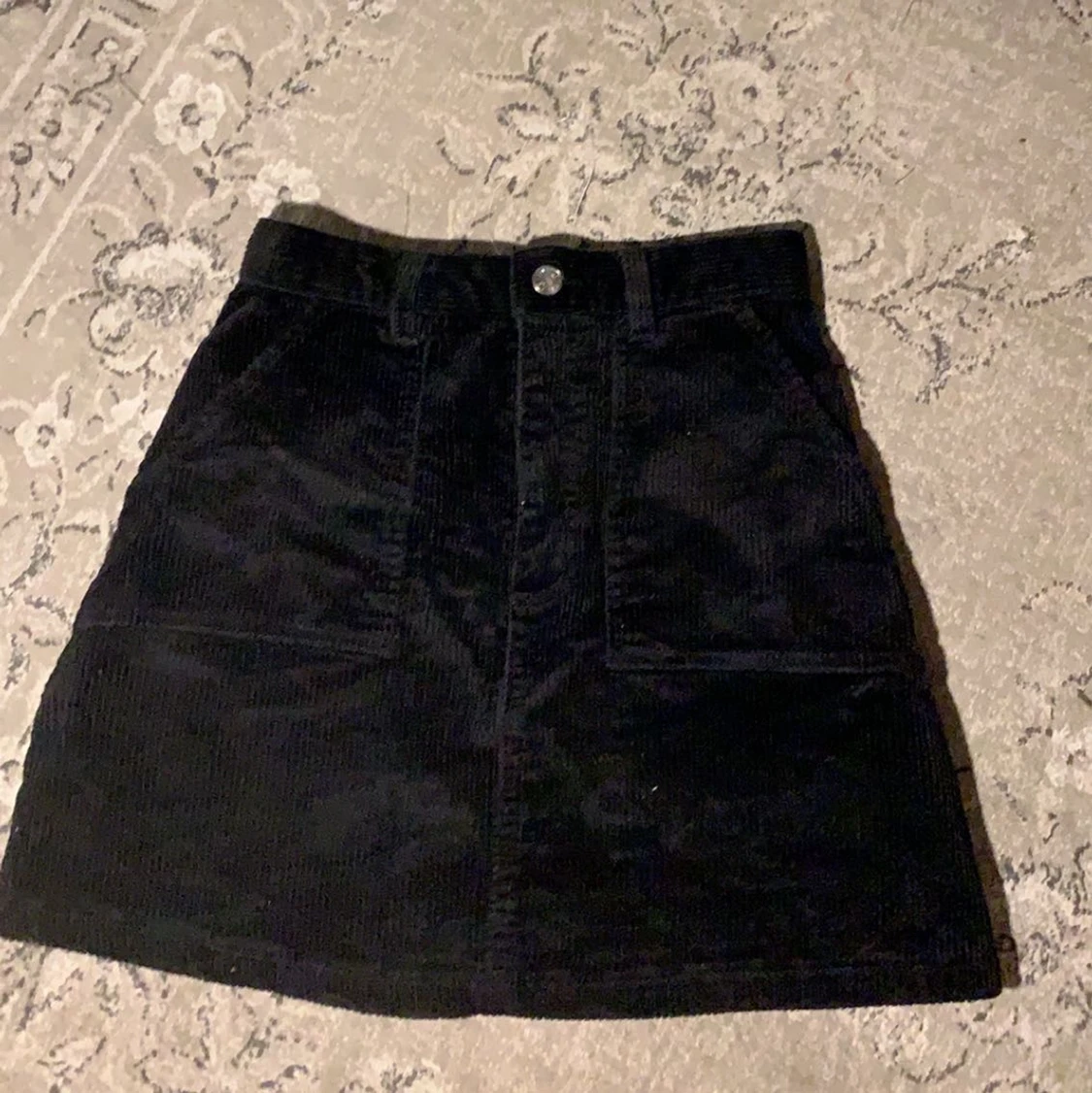 Svart manchesterkjol från monki