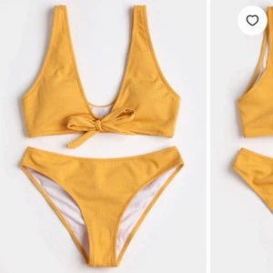 Gul ribbad bikini - Gul ribbad bikini från zaful i storlek M, fin kvalitet! Färgen stämmer bäst överens med bild ett. Använd max två-tre gånger men jag måste ha råkat tvätta den med någonting rosa för det vita på insidan har lite rosa toner (syns ej på utsidan/det gula dock). Superfin men jag passar tyvärr inte i gult så jag hoppas att någon annan vill rocka denna istället!