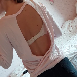 Tröja med öppen rygg - storlek xs/s - Rosa tröja med öppen rygg. Fint skick och inget att anmärka på. Från cubus 💁🏽‍♀️ jag är 160 cm lång 🐶🐱 djurfitt hem 🚬 rökfritt hem ✉📫 skickas mot fraktkostnaden