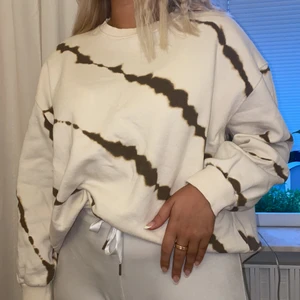 Sweatshirt från zara - Tröjan är i nyskick med ett supercoola mönster på sig