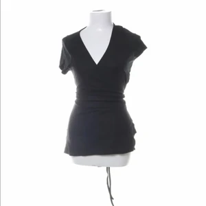 H&m svart 90's omlott-tshirt - Svart H&m omlott tshirt. Som ny